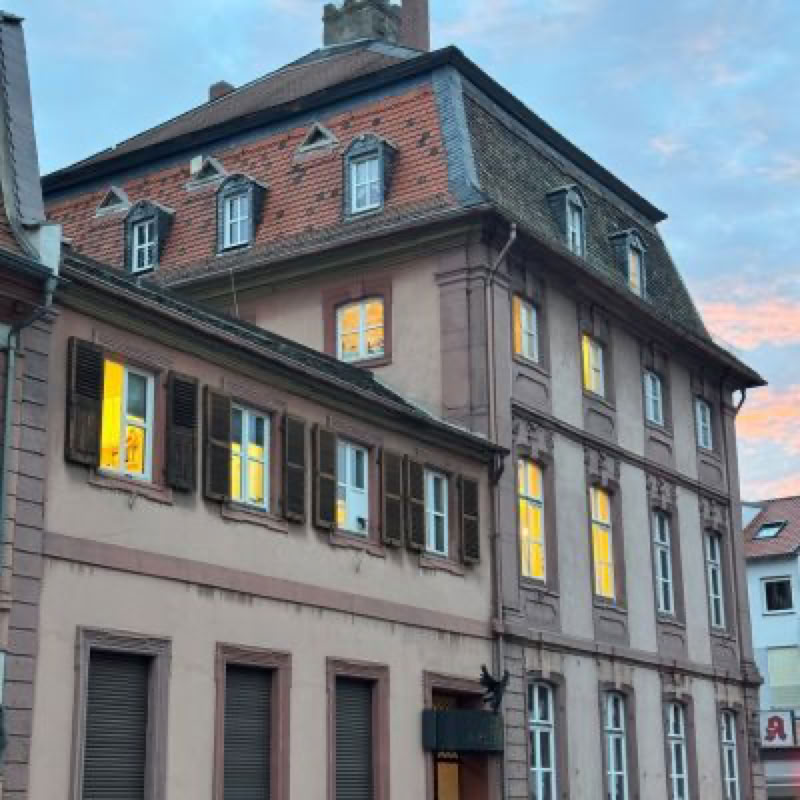 Mann In Der Schwarzen Jacke, Die Silbernes Ipad Hält